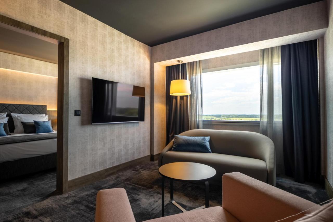 Hotel Осиек Экстерьер фото