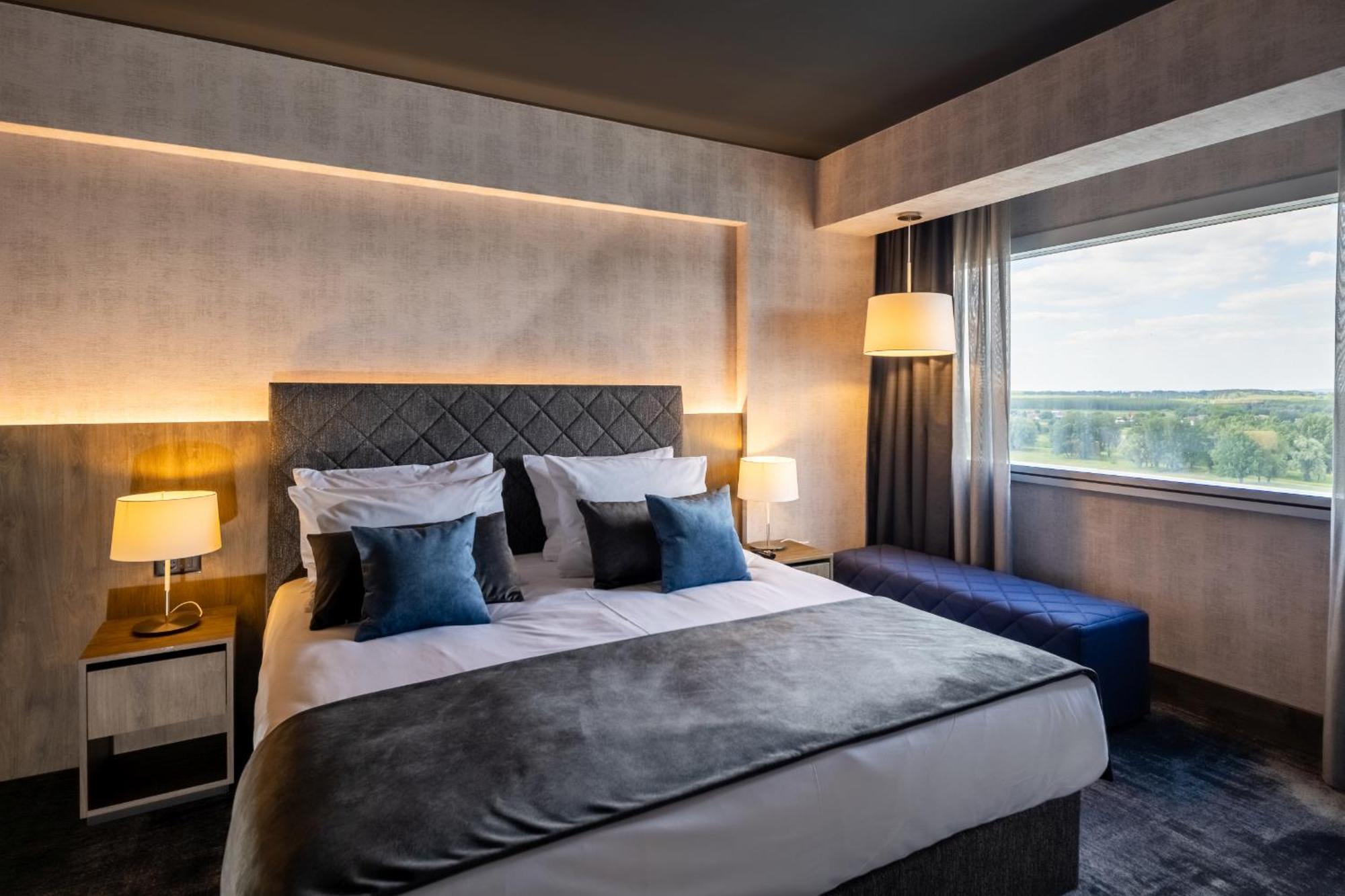 Hotel Осиек Экстерьер фото