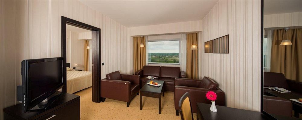 Hotel Осиек Экстерьер фото