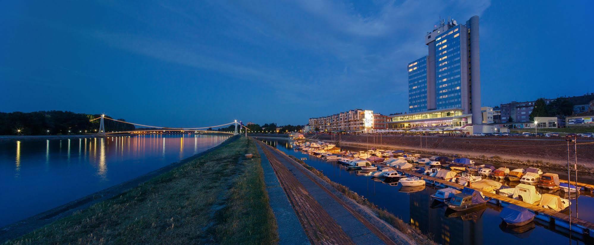 Hotel Осиек Экстерьер фото
