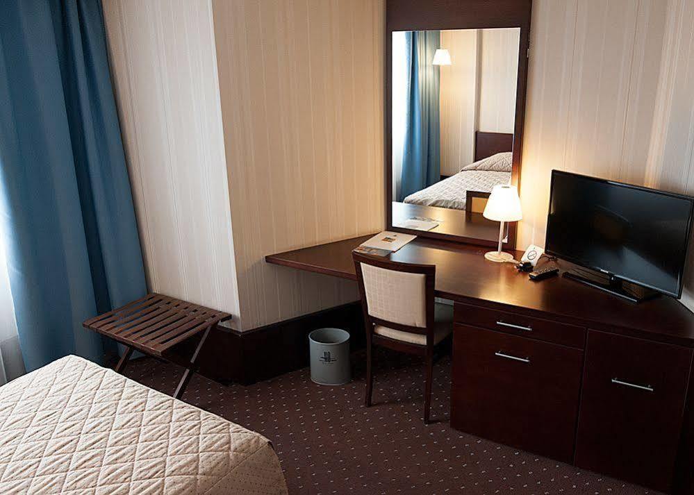 Hotel Осиек Экстерьер фото