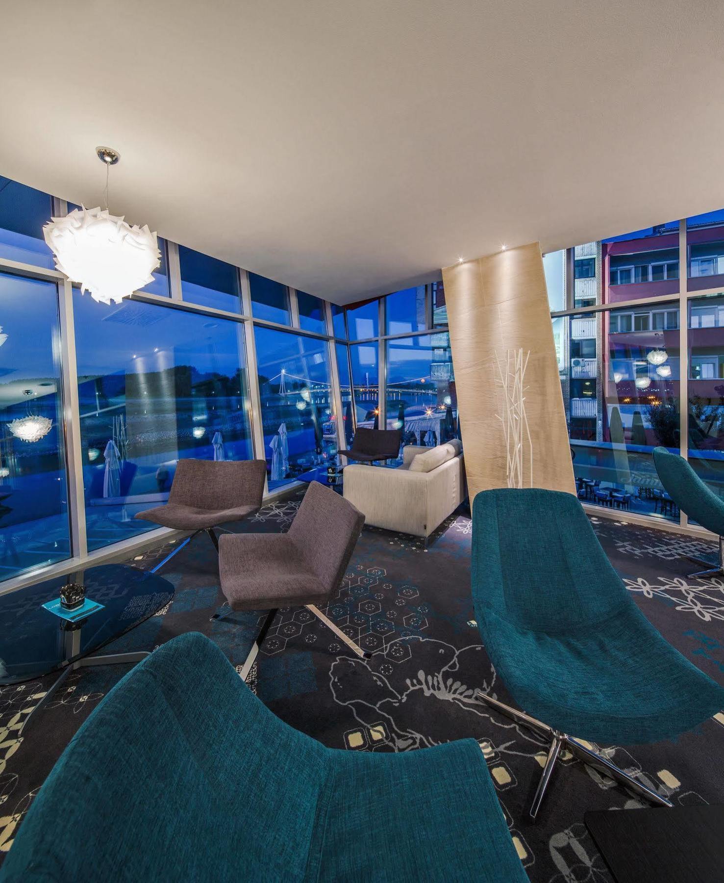Hotel Осиек Экстерьер фото