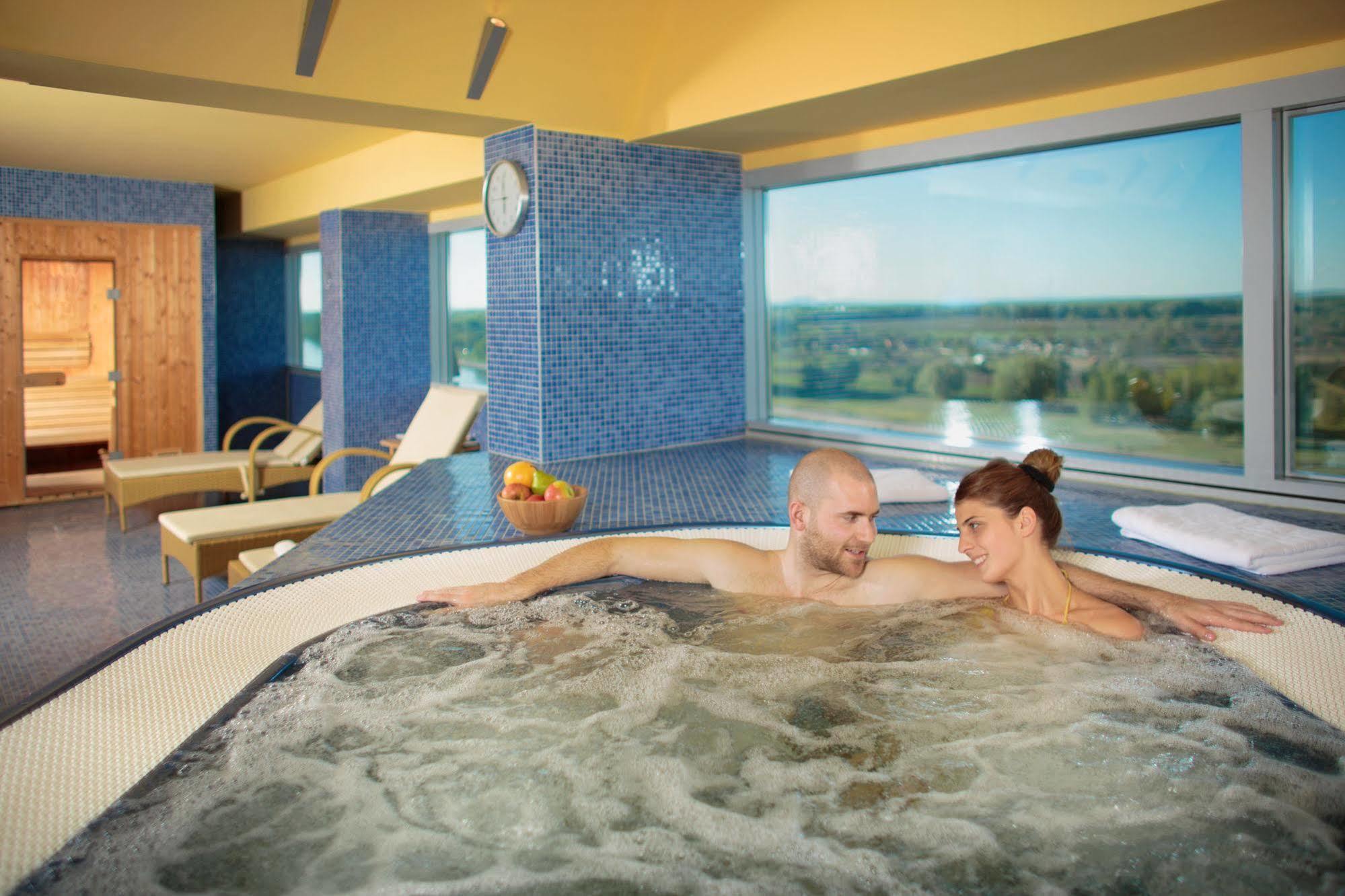 Hotel Осиек Экстерьер фото