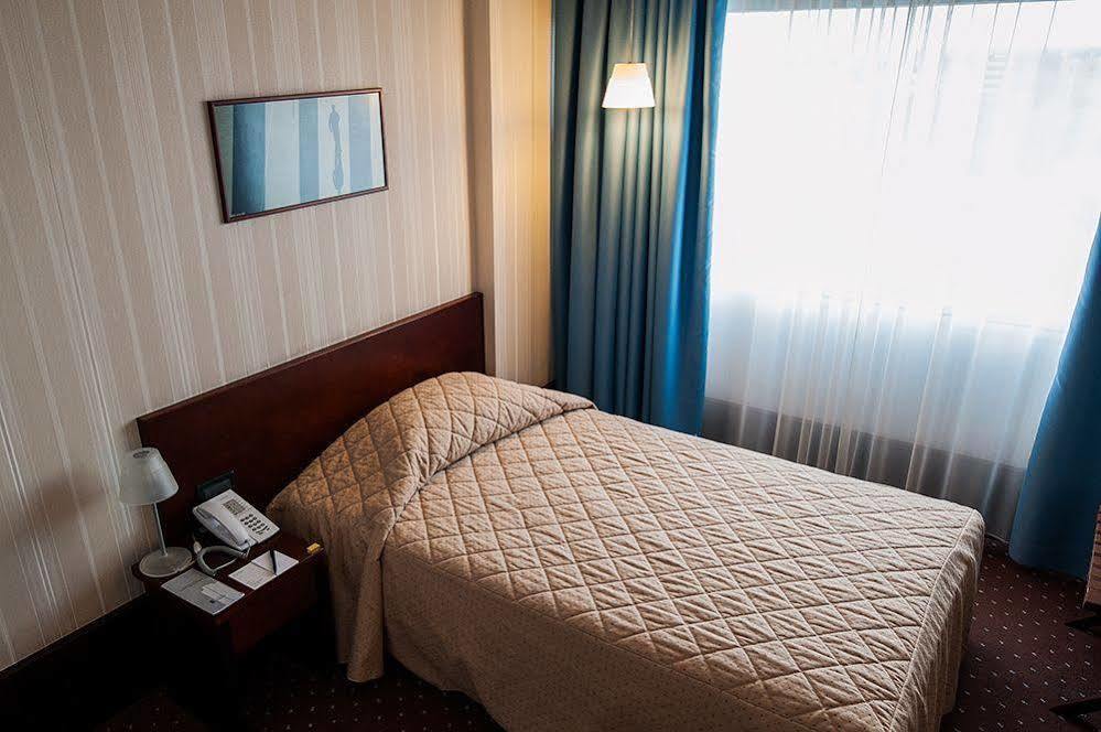 Hotel Осиек Экстерьер фото
