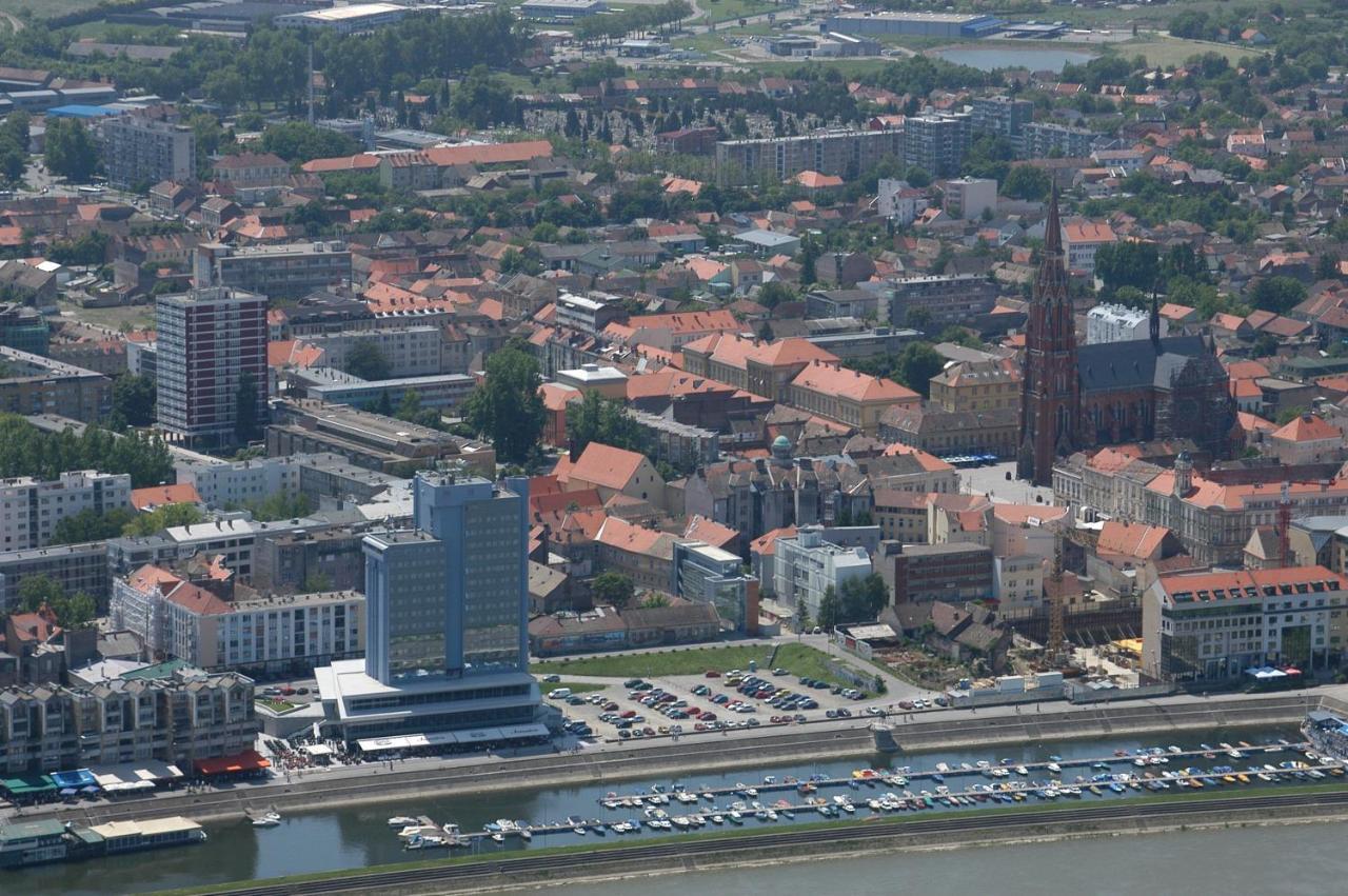 Hotel Осиек Экстерьер фото