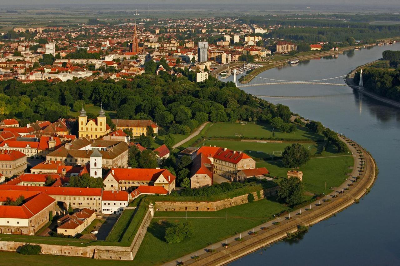 Hotel Осиек Экстерьер фото